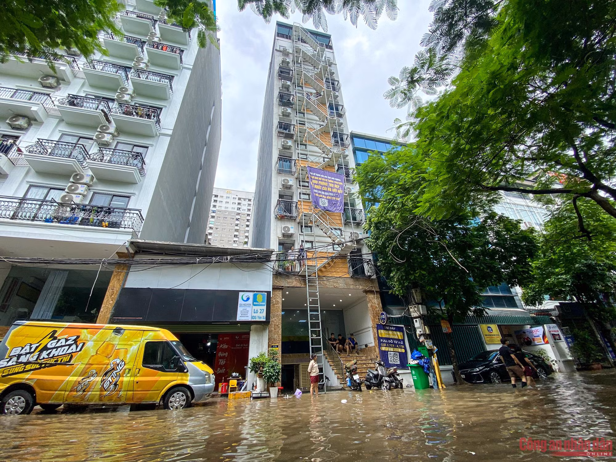 Nước ngập tầng hầm chung cư mini ở Hà Nội, cư dân suýt chết đuối ảnh 1 Tầng hầm chung cư mini ở Hà Nội ngập sâu, cư dân suýt chết đuối trong biển nước -0