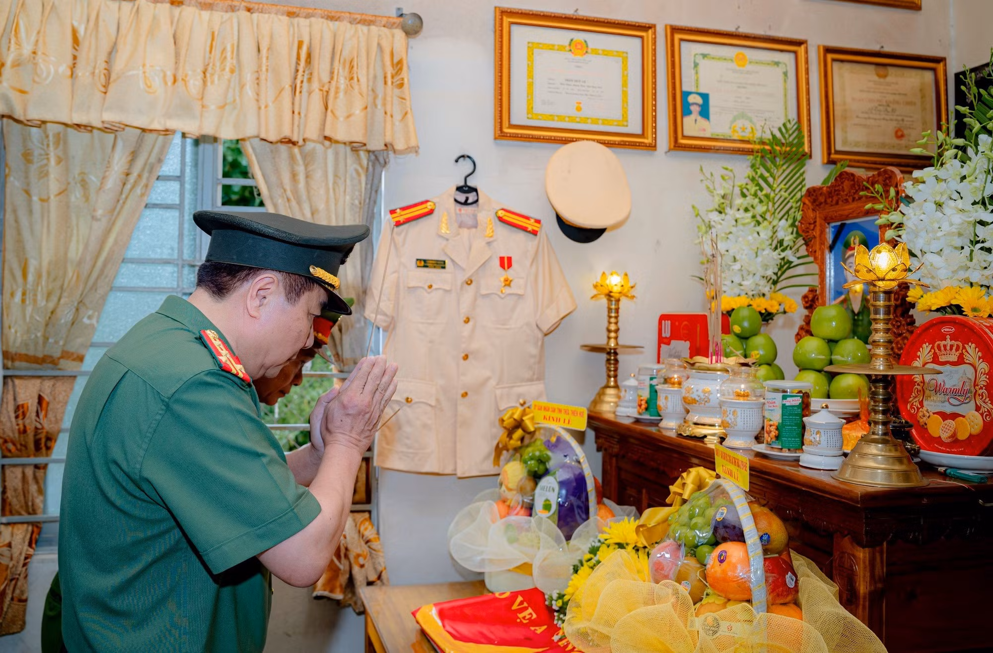 Trao Huân chương Bảo vệ Tổ quốc hạng Ba cho thân nhân Phó trưởng Công an phường hy sinh khi làm nhiệm vụ -0