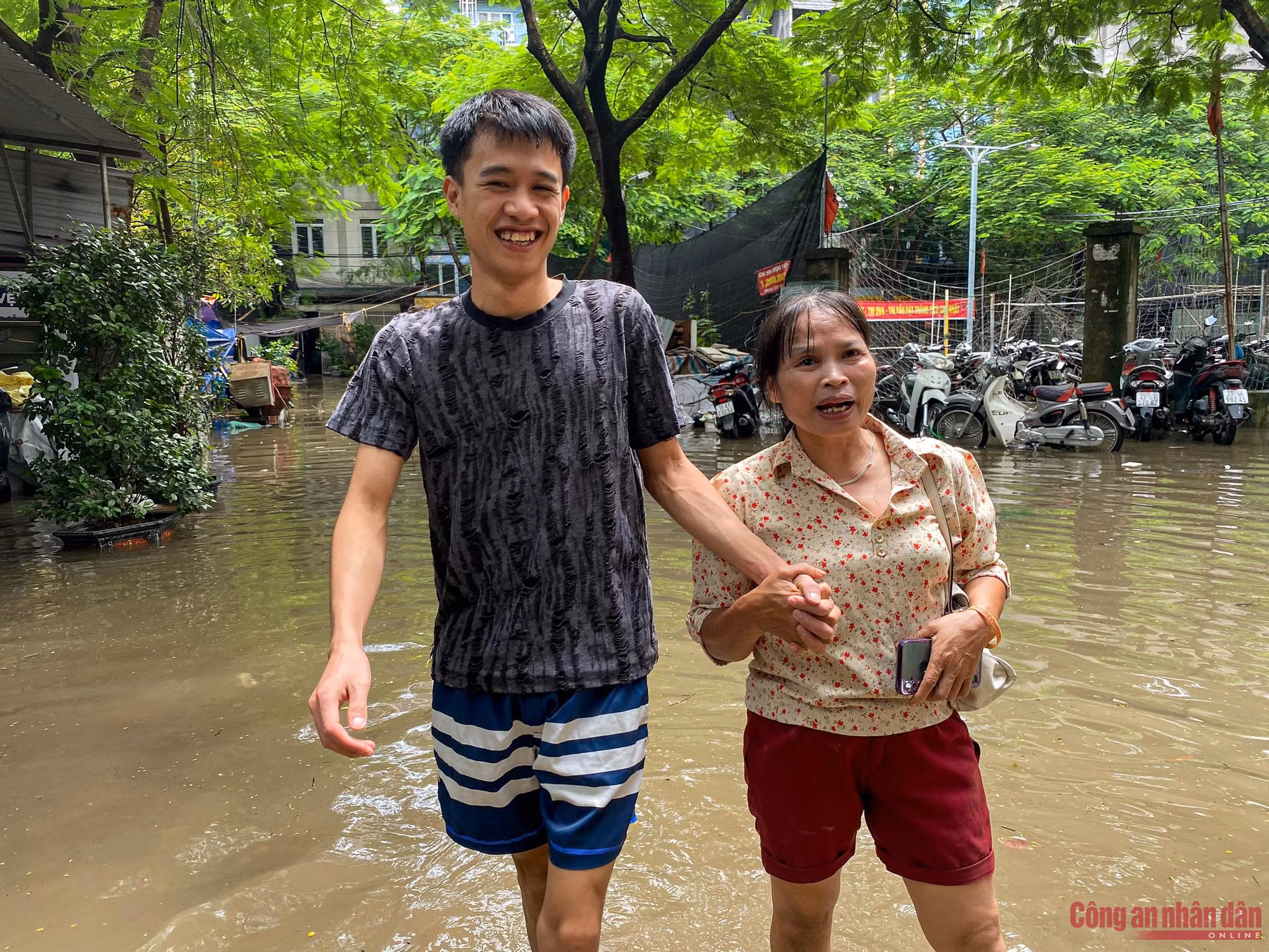 Nước ngập tầng hầm chung cư mini ở Hà Nội, cư dân suýt chết đuối ảnh 2 Tầng hầm chung cư mini ở Hà Nội ngập sâu, cư dân suýt chết đuối trong biển nước -0