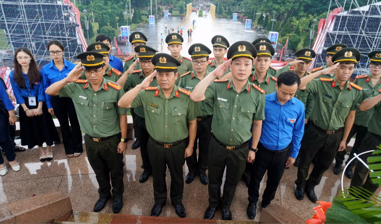 Văn phòng Bộ Công an tổ chức hoạt động về nguồn tại Quảng Trị -0