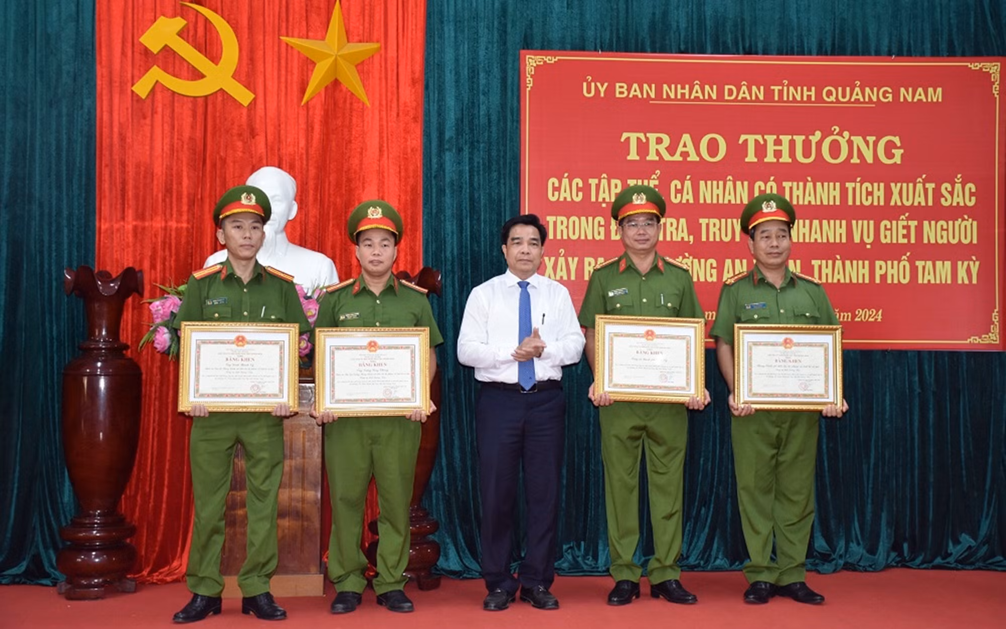 Khen thưởng đột xuất các tập thể, cá nhân nhanh chóng làm rõ vụ án mạng trong đêm tại Quảng Nam -0