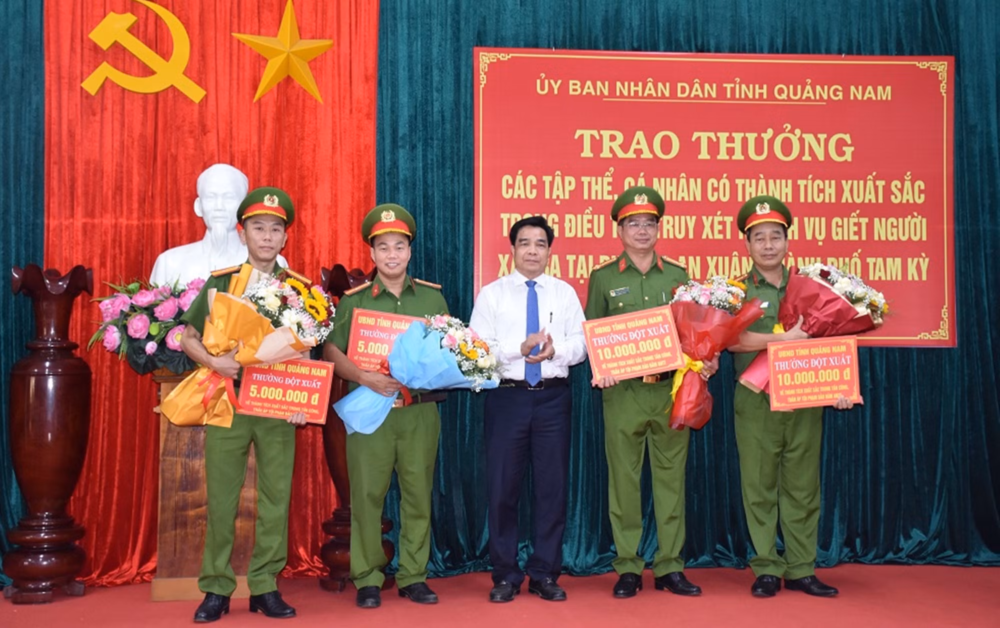 Khen thưởng đột xuất các tập thể, cá nhân nhanh chóng làm rõ vụ án mạng trong đêm tại Quảng Nam -0