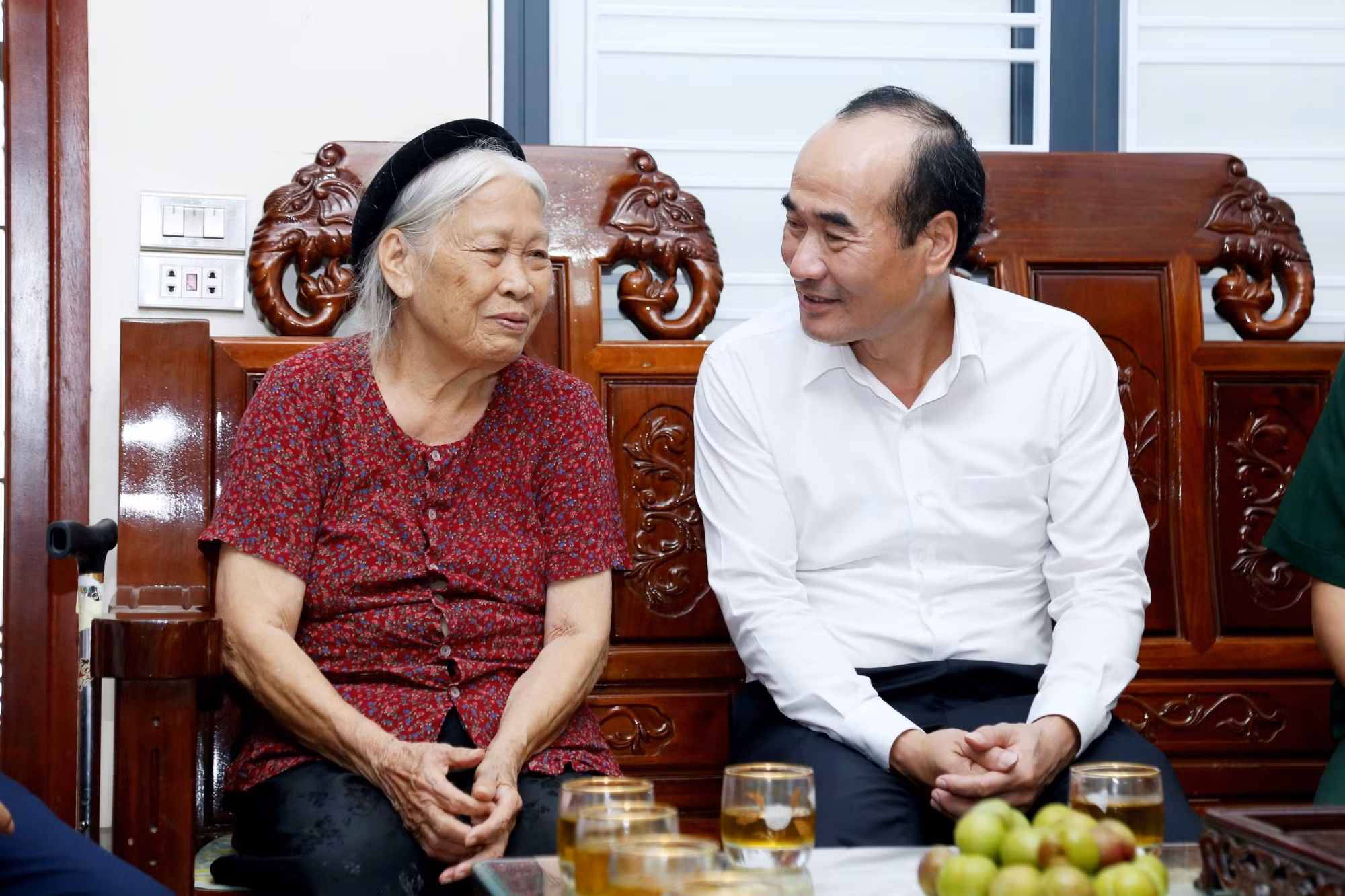 Phó Bí thư Thường trực Tỉnh ủy Lào Cai thăm hỏi, tặng quà gia đình người có công tại TP Lào Cai -0