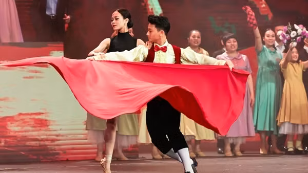 Chiến lược phát triển các ngành công nghiệp văn hóa: Cần thiết nhưng phải thận trọng