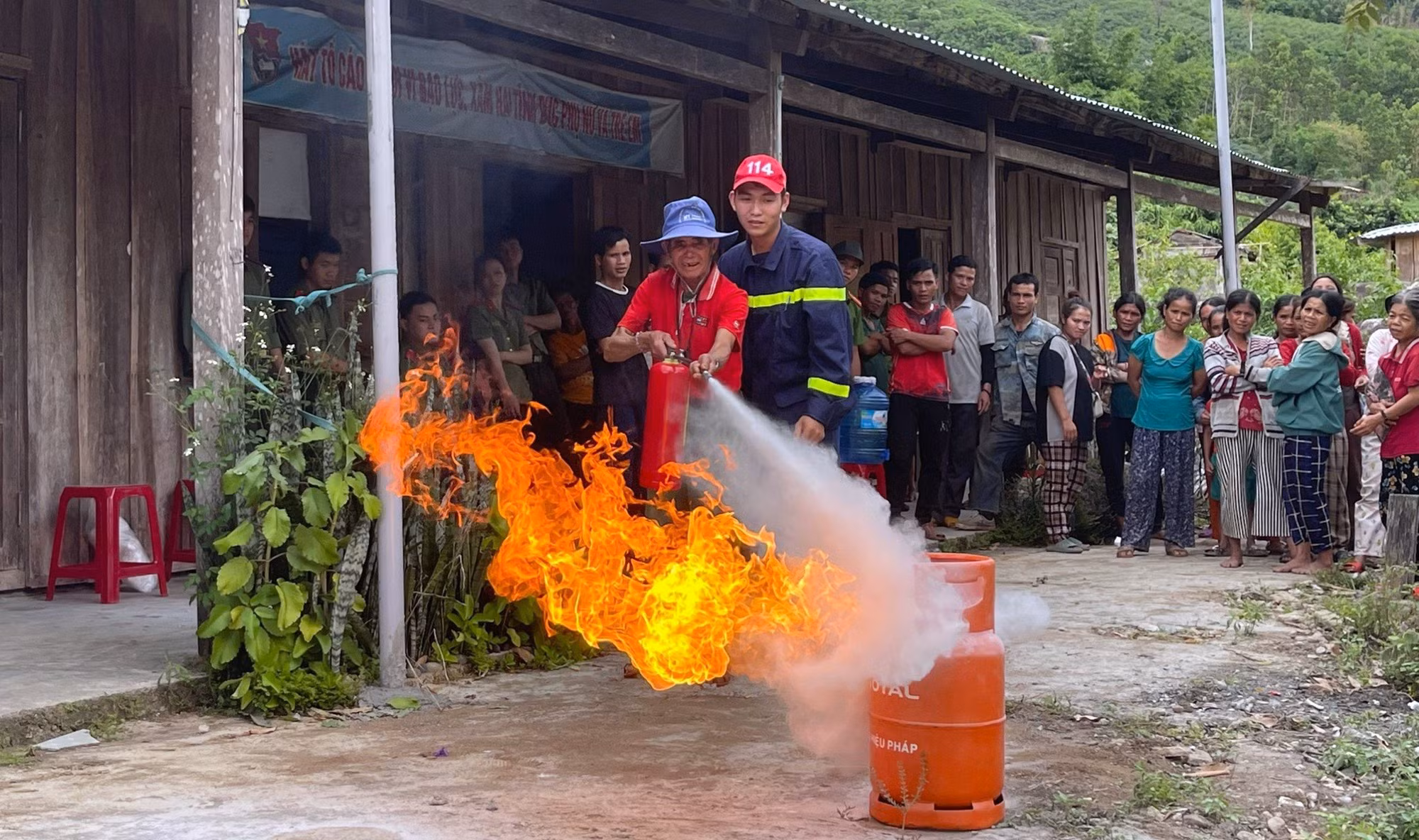 Tuổi trẻ Công an Quảng Nam “Hành quân xanh” về vùng cao Nam Trà My -0