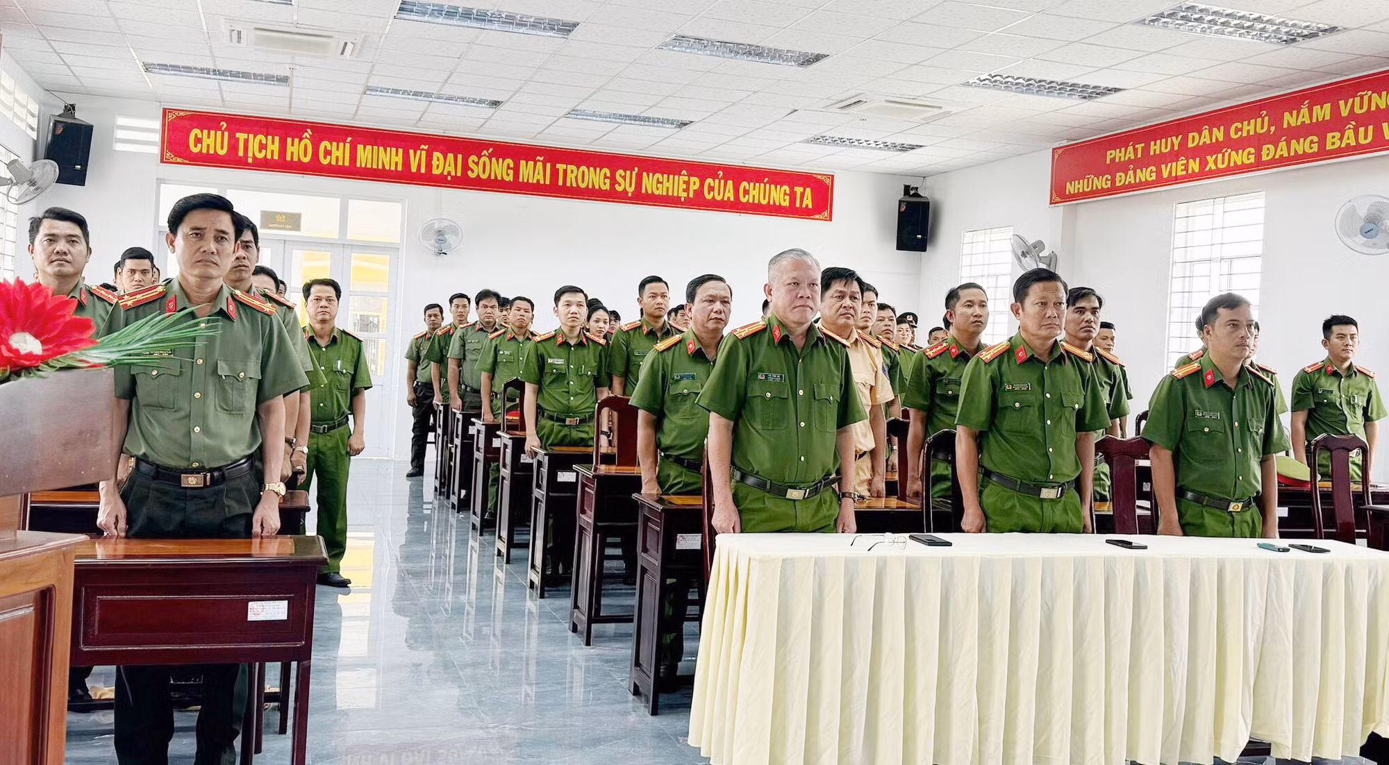 Người dân Sóc Trăng theo dõi lễ truy điệu và an táng Tổng Bí thư Nguyễn Phú Trọng qua truyền hình -2