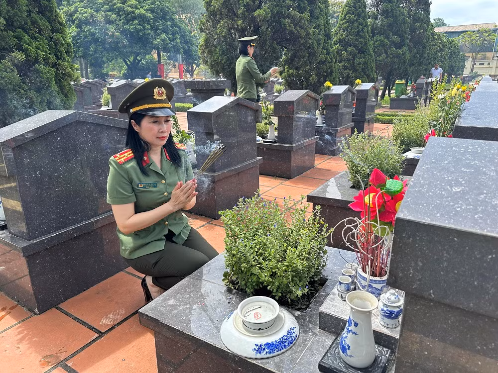 Cục Truyền thông CAND dâng hương, tưởng niệm các Anh hùng liệt sĩ -0