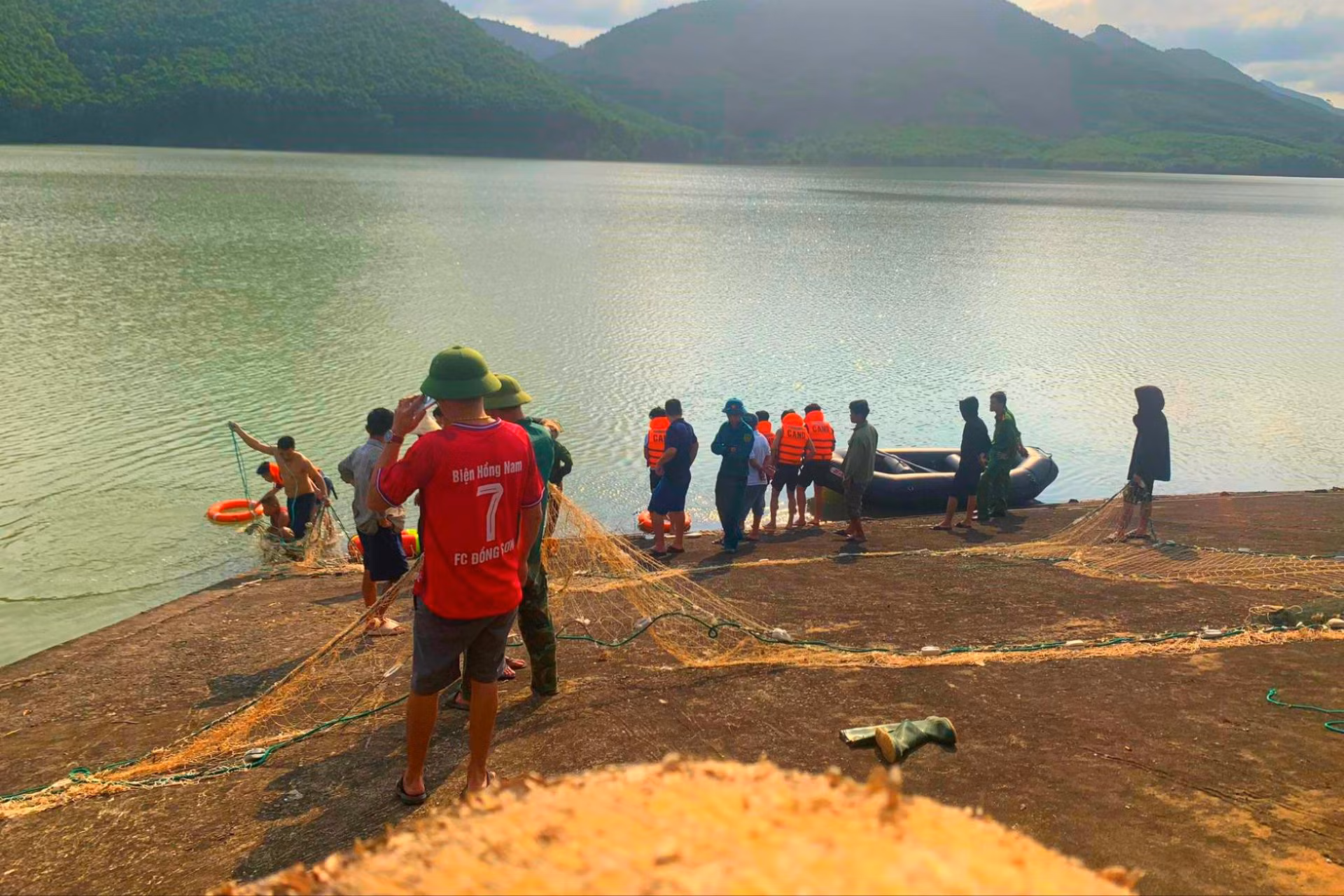 Rủ nhau tắm đập Khe Xai, hai nam sinh bị đuối nước -0