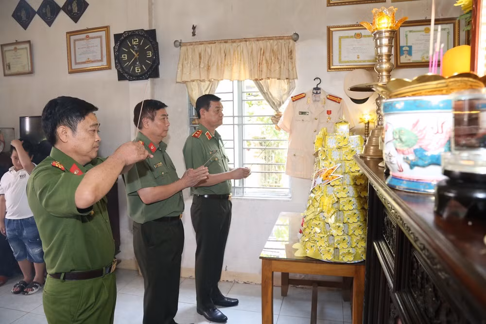 Trao kinh phí hỗ trợ thân nhân Phó Trưởng Công an phường hy sinh trong khi làm nhiệm vụ -0