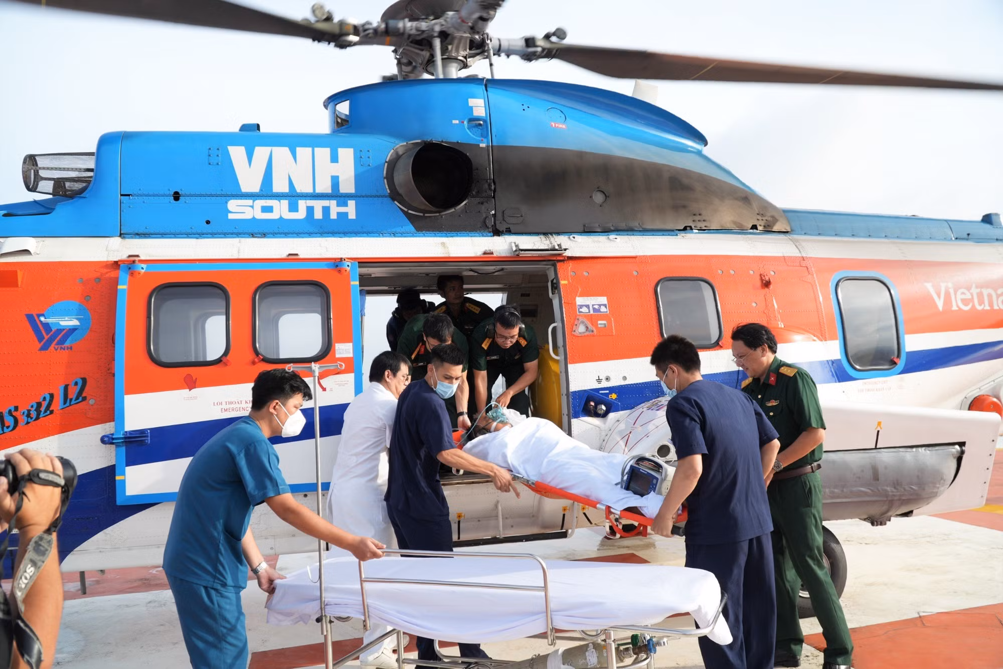 Lần đầu tiên dùng trực thăng đưa cùng lúc 3 bệnh nhân bị giảm áp vào đất liền cấp cứu -2