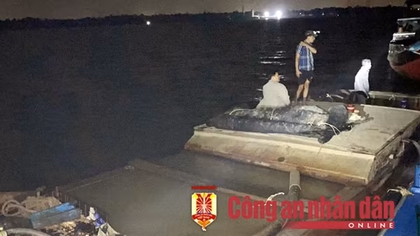 Bắt quả tang nhiều phương tiện khai thác cát trái phép trên sông Hàm Luông