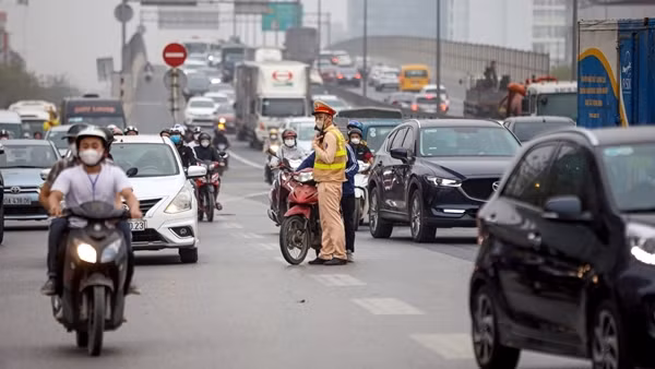 Xử phạt nhiều tài xế xe máy cố tình đi lên Vành đai 3 trên cao