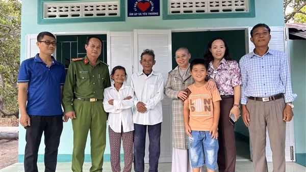 Trại tạm giam Công an tỉnh Ninh Thuận trao tặng nhà tình nghĩa cho người dân