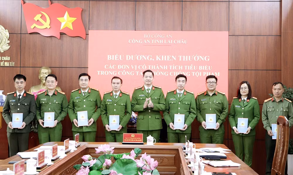 vna_potal_lai_chau_bieu_duong_khen_thuong_cac_don_vi_co_thanh_tich_trong_cong_tac_phong_chong_toi_pham_7280026.jpg -0