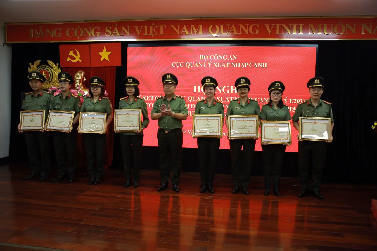Đẩy mạnh chuyển đổi số, nâng cao chất lượng, hiệu quả trong công tác quản lý xuất nhập cảnh -0