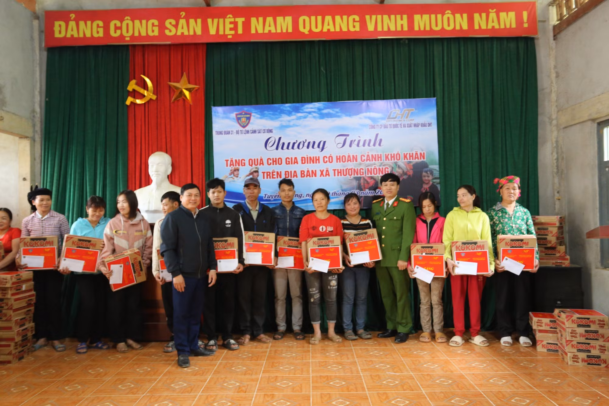 Cảnh sát bảo vệ mục tiêu về Tuyên Quang tặng nhà đồng đội, sẻ chia khó khăn với đồng bào -2
