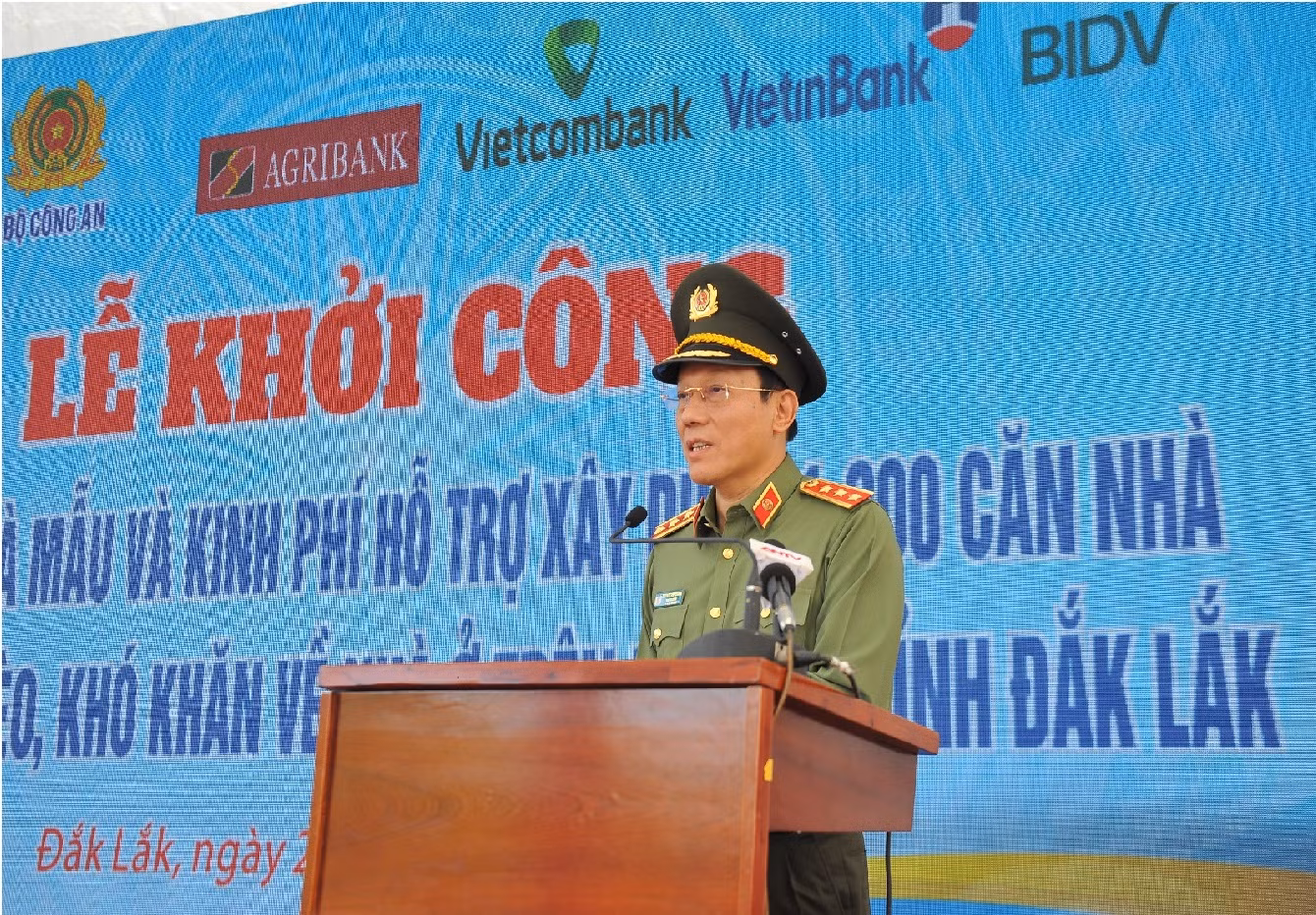 Trao tặng nhà mẫu và kinh phí hỗ trợ xây dựng 1.200 ngôi nhà cho các hộ nghèo trên địa bàn tỉnh Đắk Lắk -0