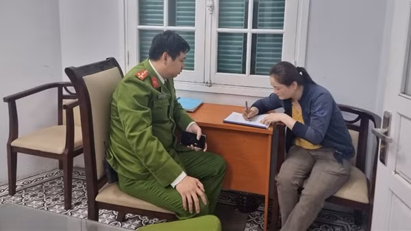 Hà Nội: Xử phạt người bán hàng rong “chặt chém” du khách nước ngoài