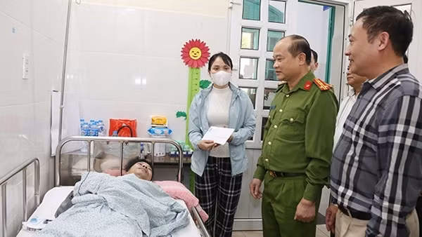 Thăm hỏi cán bộ CSGT bị thương trong khi làm nhiệm vụ