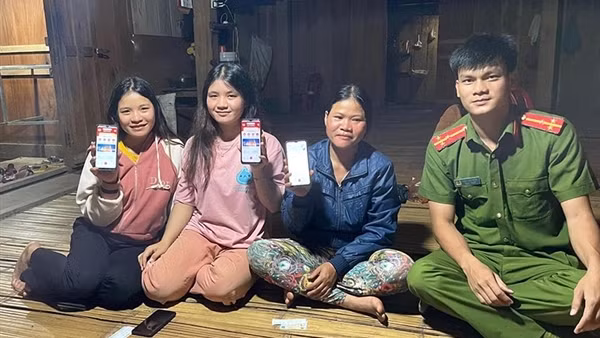 Hai xã vùng cao ở Quảng Ngãi hoàn thành kích hoạt tài khoản định danh điện tử cho người dân