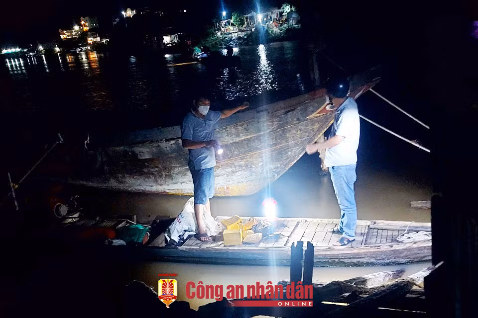 Giữ người trong trường hợp khẩn cấp 5 đối tượng, khám xét thu giữ thêm 14 kg vàng -0
