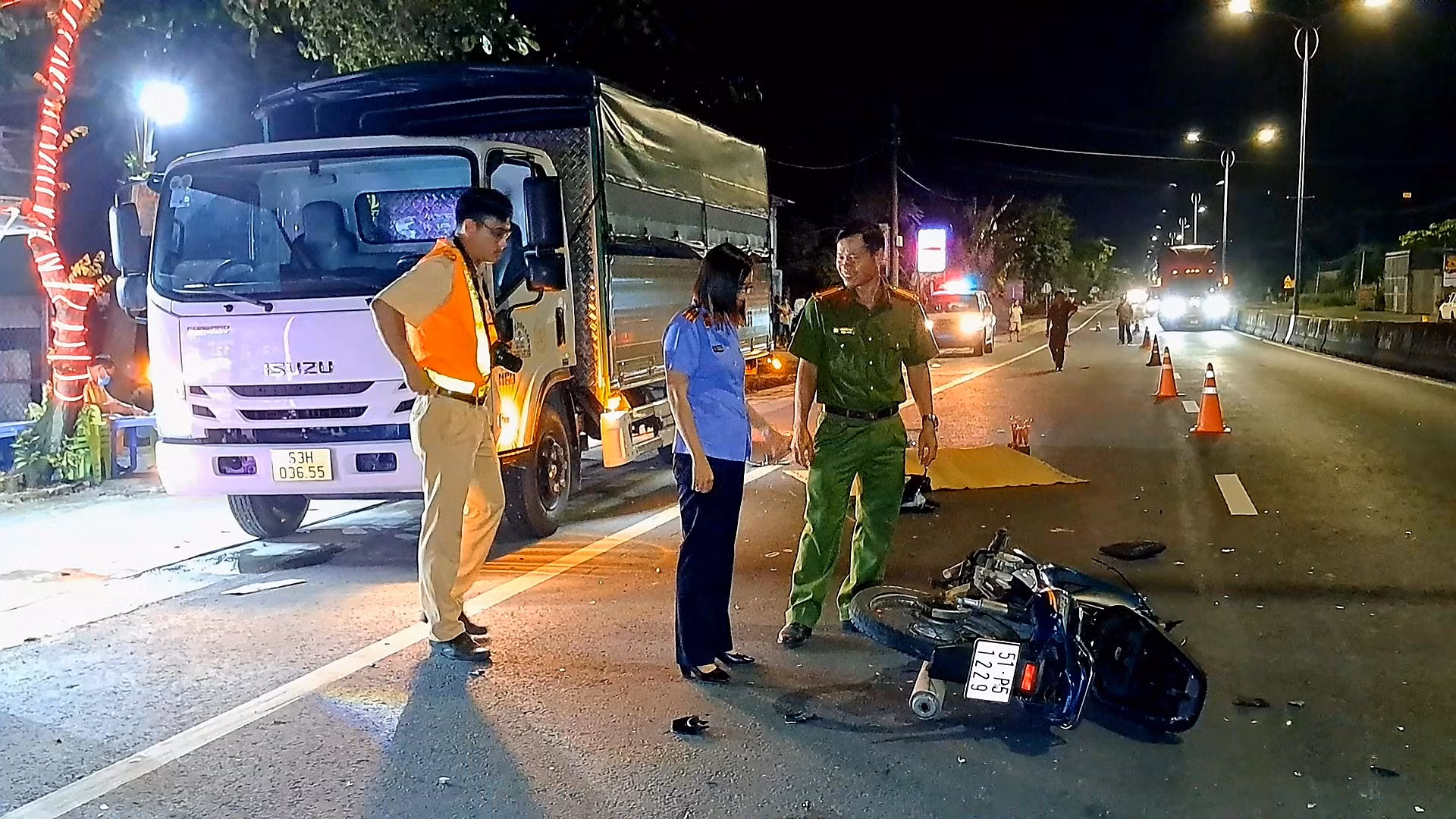 Tông vào xe tải đang dừng bên đường, người đàn ông tử vong tại chỗ -0