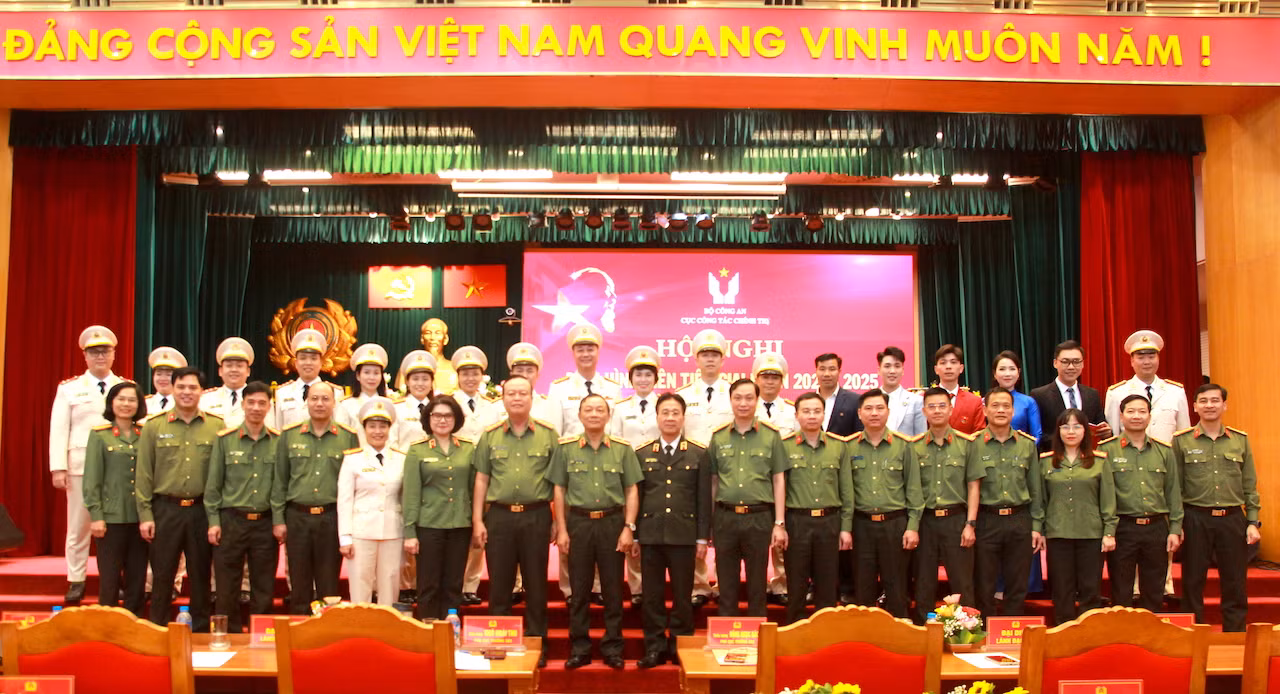 Tuyên dương 20 điển hình tiên tiến trách nhiệm, sáng tạo của Cục Công tác chính trị -0
