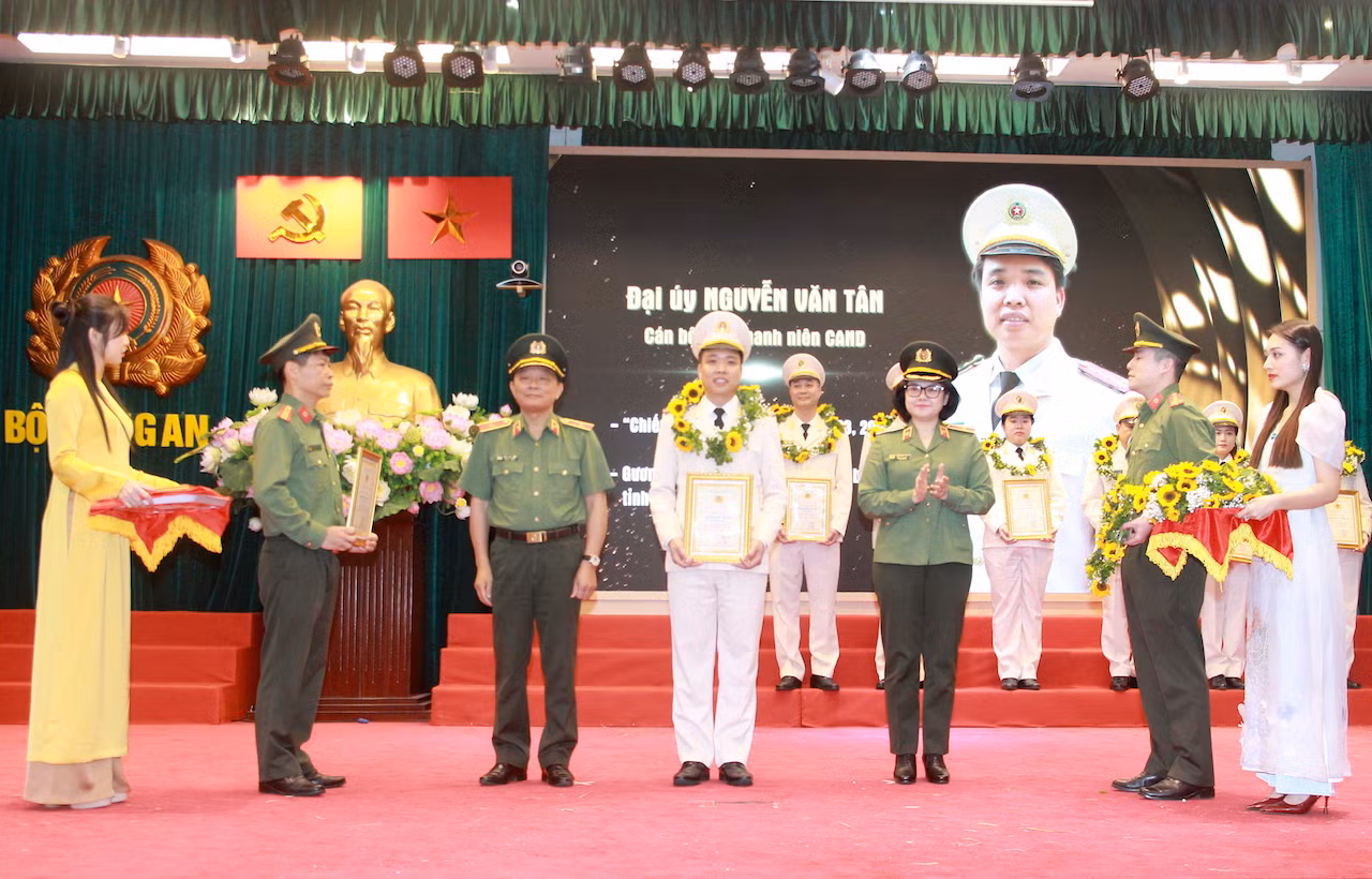 Tuyên dương 20 điển hình tiên tiến trách nhiệm, sáng tạo của Cục Công tác chính trị -0