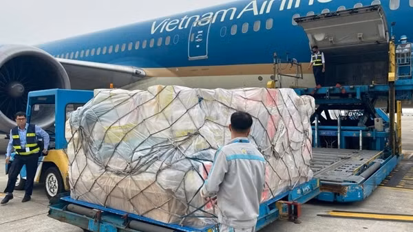 Bộ Công an và Bộ Quốc phòng gửi gần 30 tấn hàng cứu trợ đến Myanmar