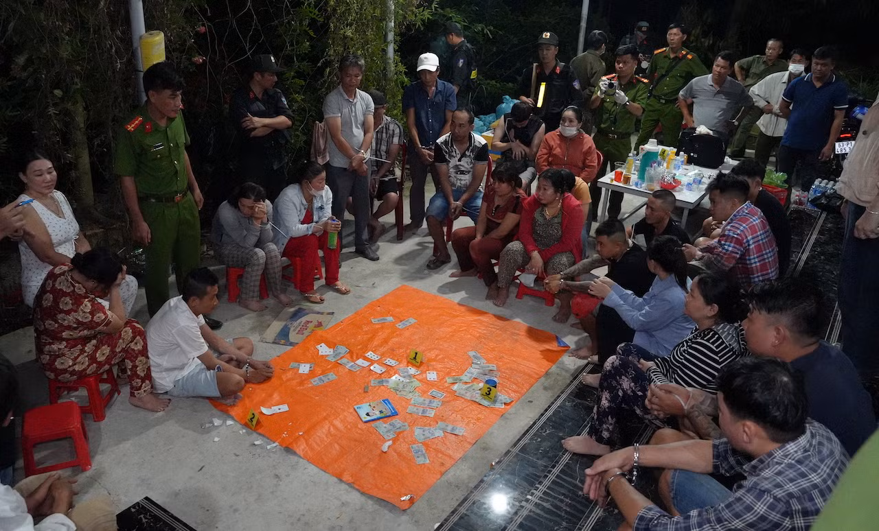 hiện trường khám phá vụ đánh bạc (hội xuân- cai lậy). ảnh trọng tín (1).jpeg -0