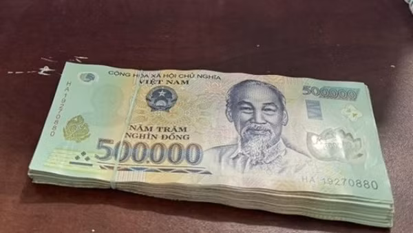 Tìm người đánh rơi cọc tiền mệnh giá 500.000 VND