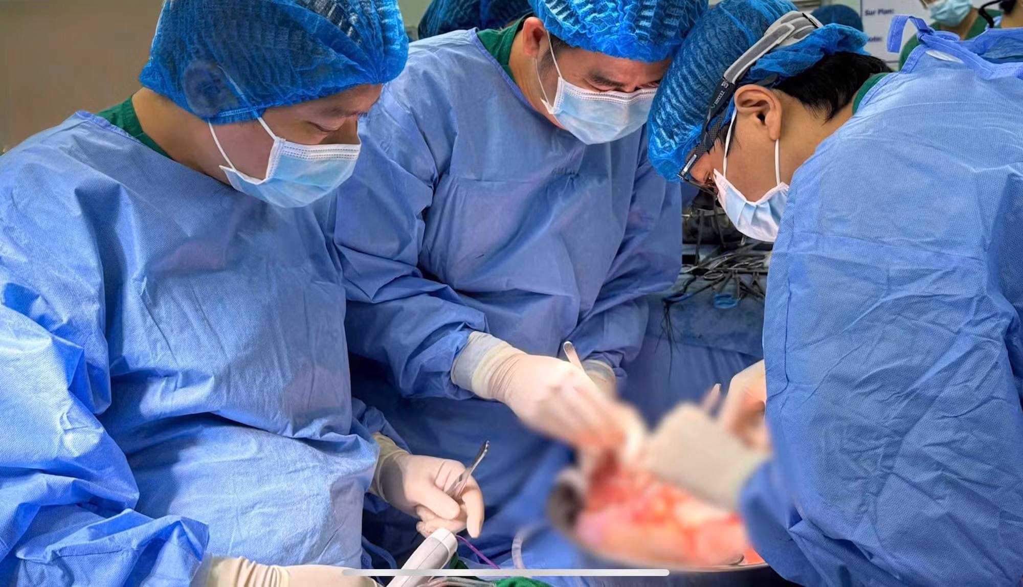 Ghép gan nhi - Cuộc chiến cân não và kỳ tích từ những trái tim nhân ái -0
