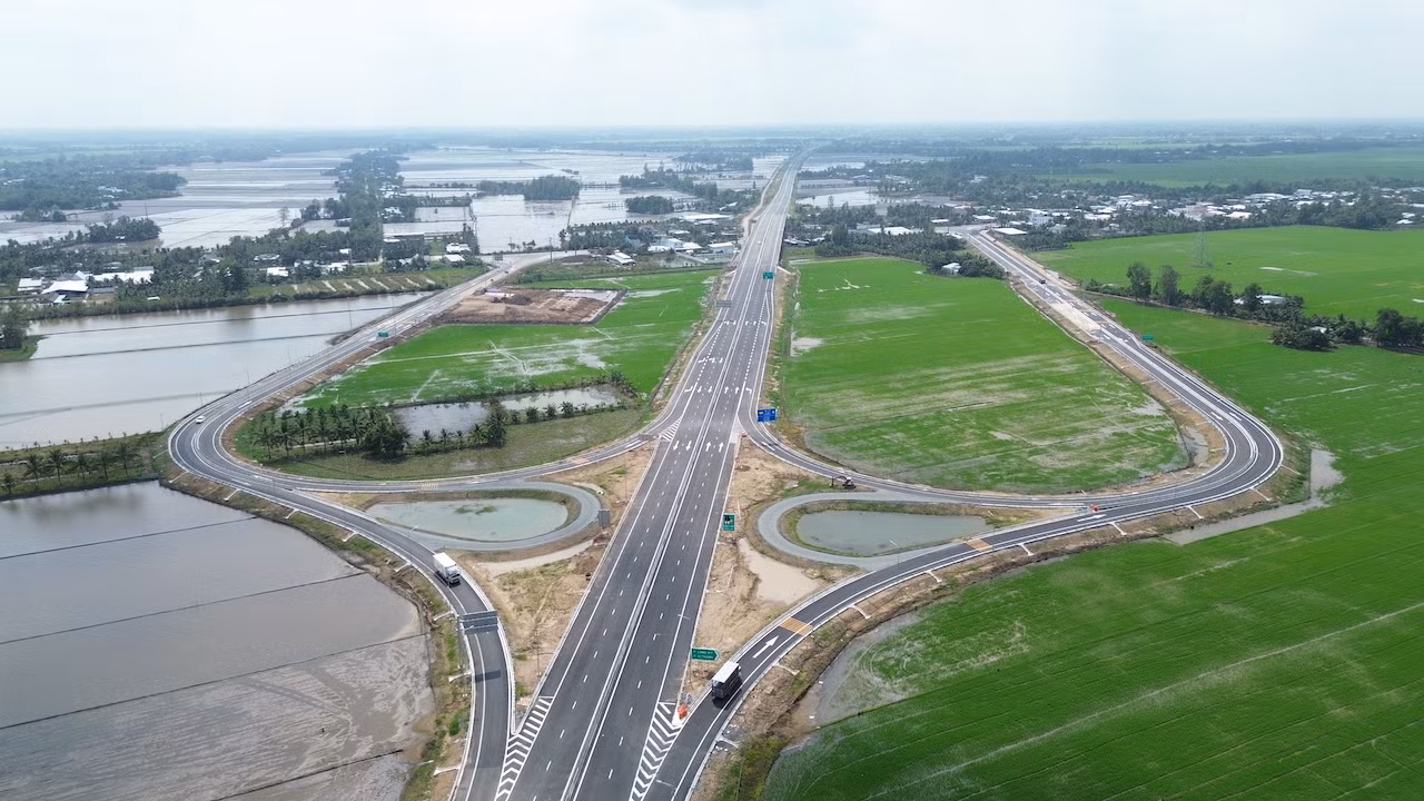 Cận cảnh tuyến cao tốc rút ngắn khoảng cách từ Cần Thơ đến Cà Mau -0