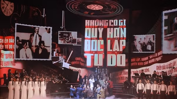 Bản hoà ca nghệ thuật – chính luận “Mãi mãi niềm tin theo Đảng”
