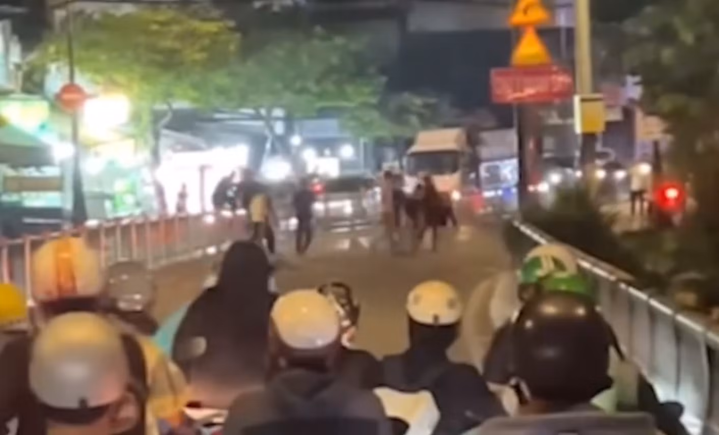 Điều tra, xử lý nghiêm vụ hai nhóm thanh niên mang hung khí đánh nhau giữa đường phố -0