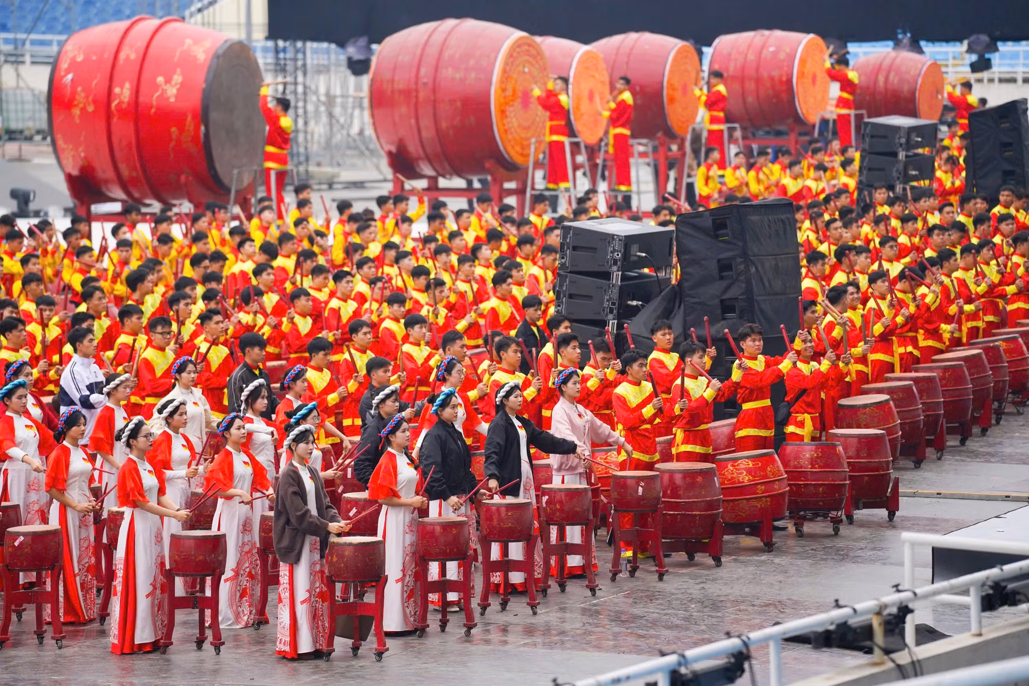 Màn biểu diễn quy mô lớn nhất của Đoàn Nghệ thuật trống hội CAND chào mừng Đại hội XIV của Đảng -1