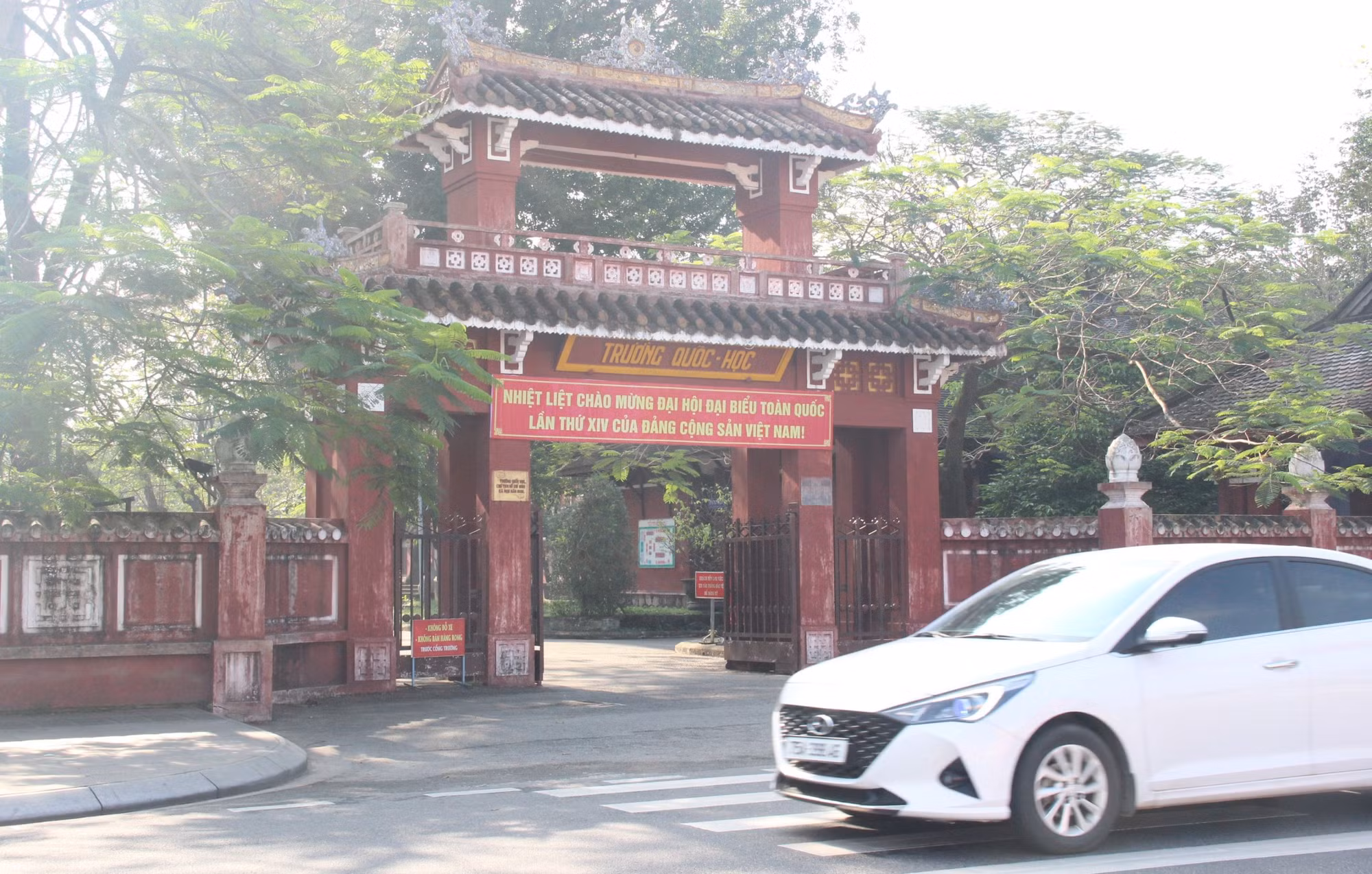 TP Huế rực rỡ cờ hoa, biểu ngữ chào mừng Đại hội XIV của Đảng -1