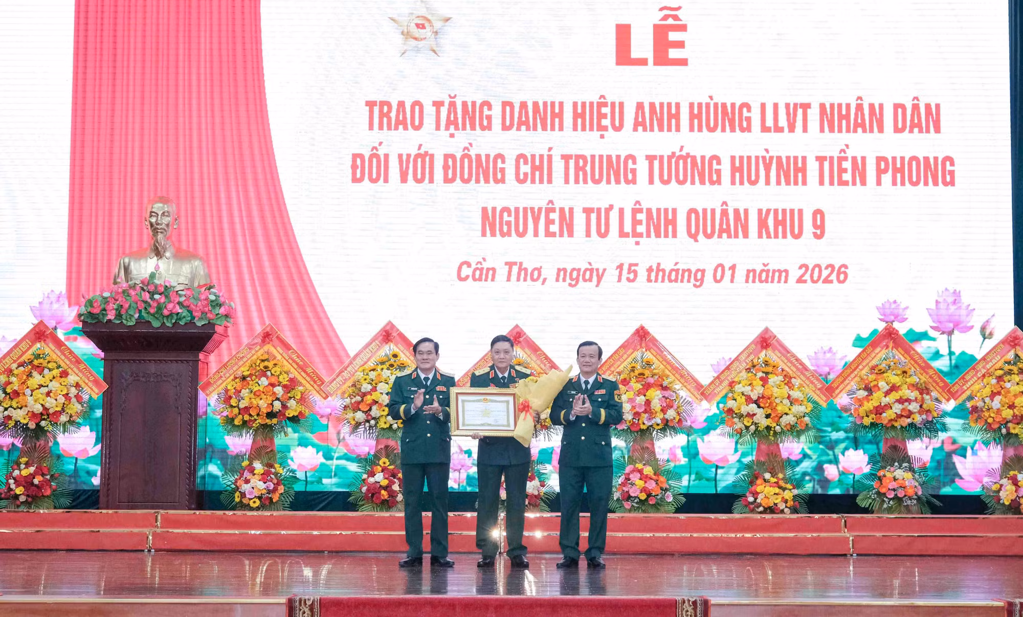 Trao danh hiệu Anh hùng LLVTND tặng Trung tướng Huỳnh Tiền Phong, nguyên Tư lệnh Quân khu 9 -0
