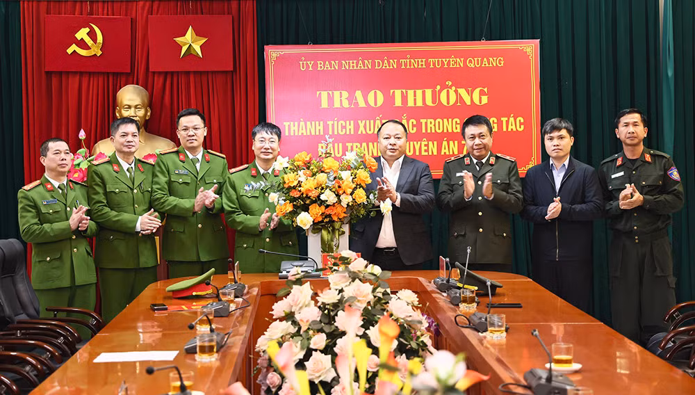 Trao thưởng cho&nbsp;lực lượng triệt phá thành công đường dây lừa đảo tại Campuchia -0