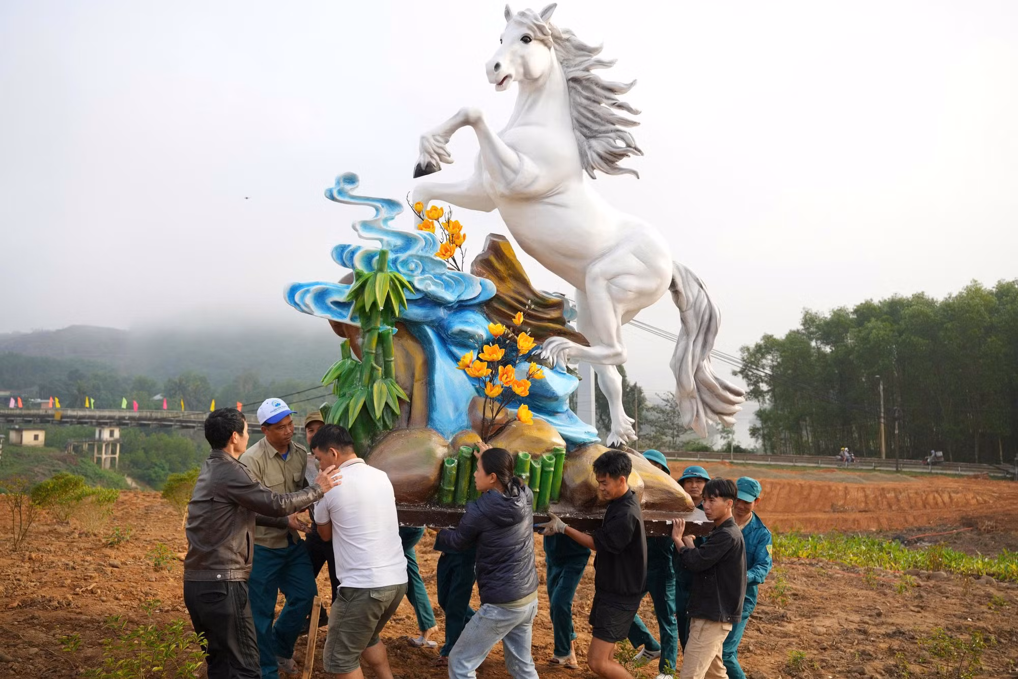 Linh vật Xuân Bính Ngọ 2026 trên đồi Chuông Gió ở Cố đô Huế -0