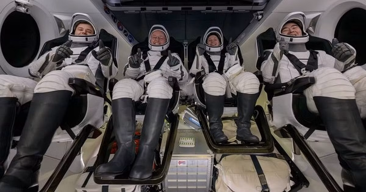 Tàu SpaceX hạ cánh xuống Thái Bình Dương, đưa bốn phi hành gia an toàn trở về Trái Đất -0