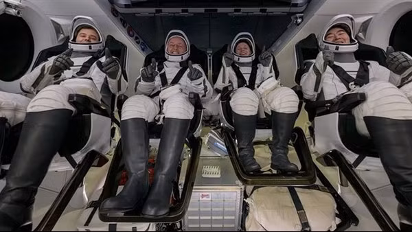 Tàu SpaceX hạ cánh xuống Thái Bình Dương, đưa bốn phi hành gia trở về Trái Đất