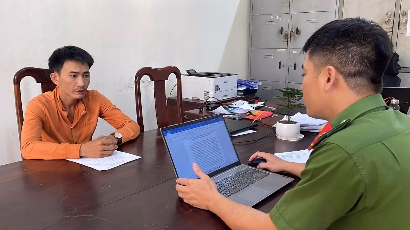 Những bước chân lặng lẽ giữ bình yên từ phố phường -0