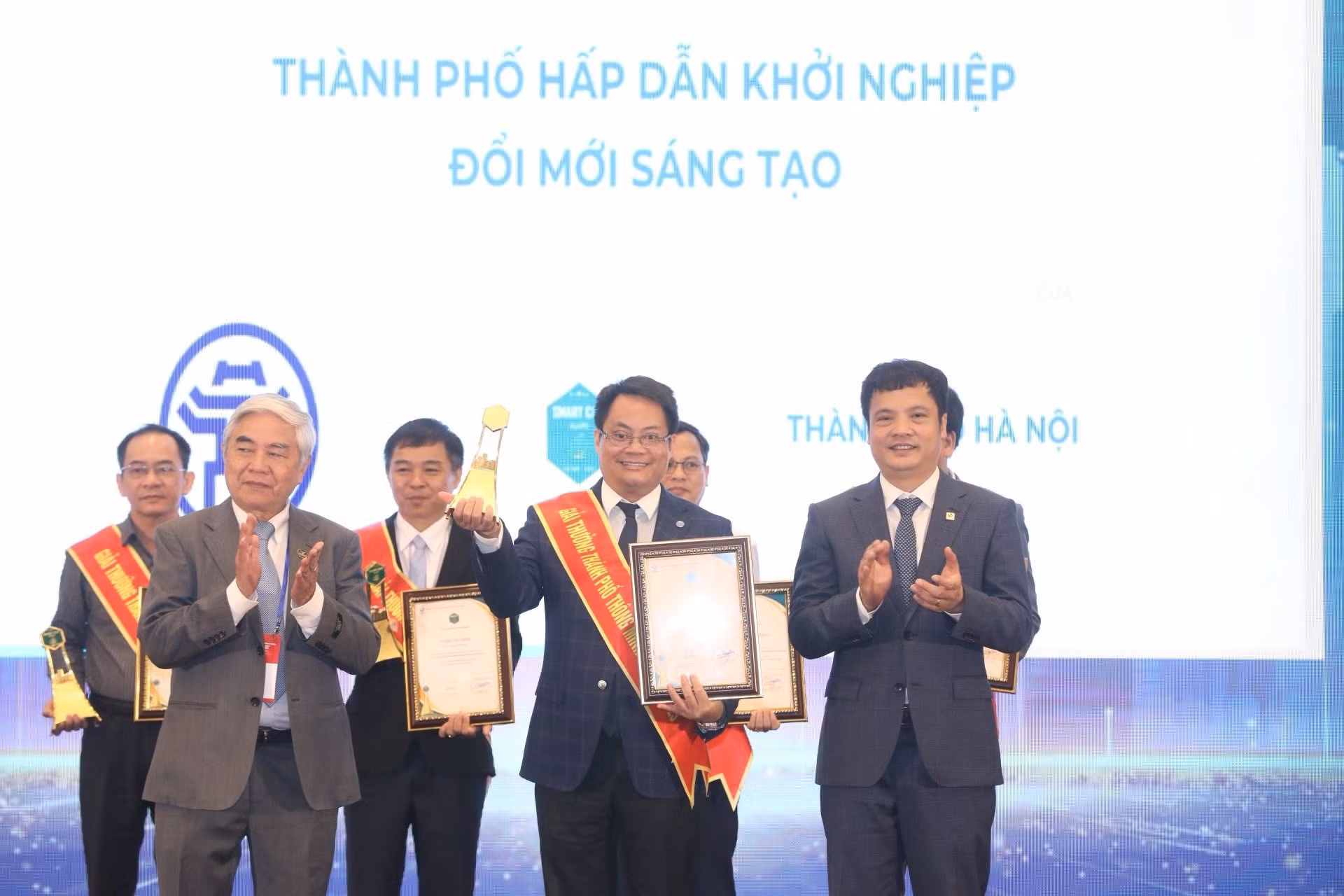 Hà Nội nhận giải thưởng TP hấp dẫn Khởi nghiệp Đổi mới sáng tạo -0
