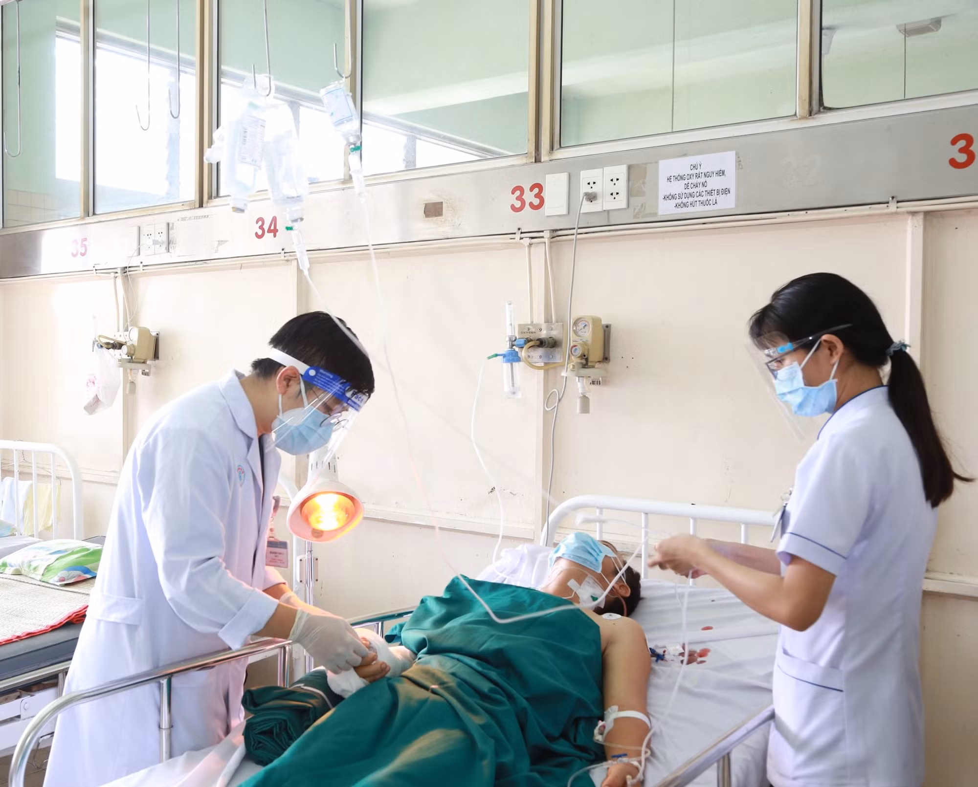 Nối thành công bàn tay người đàn ông bị chém đứt lìa -0