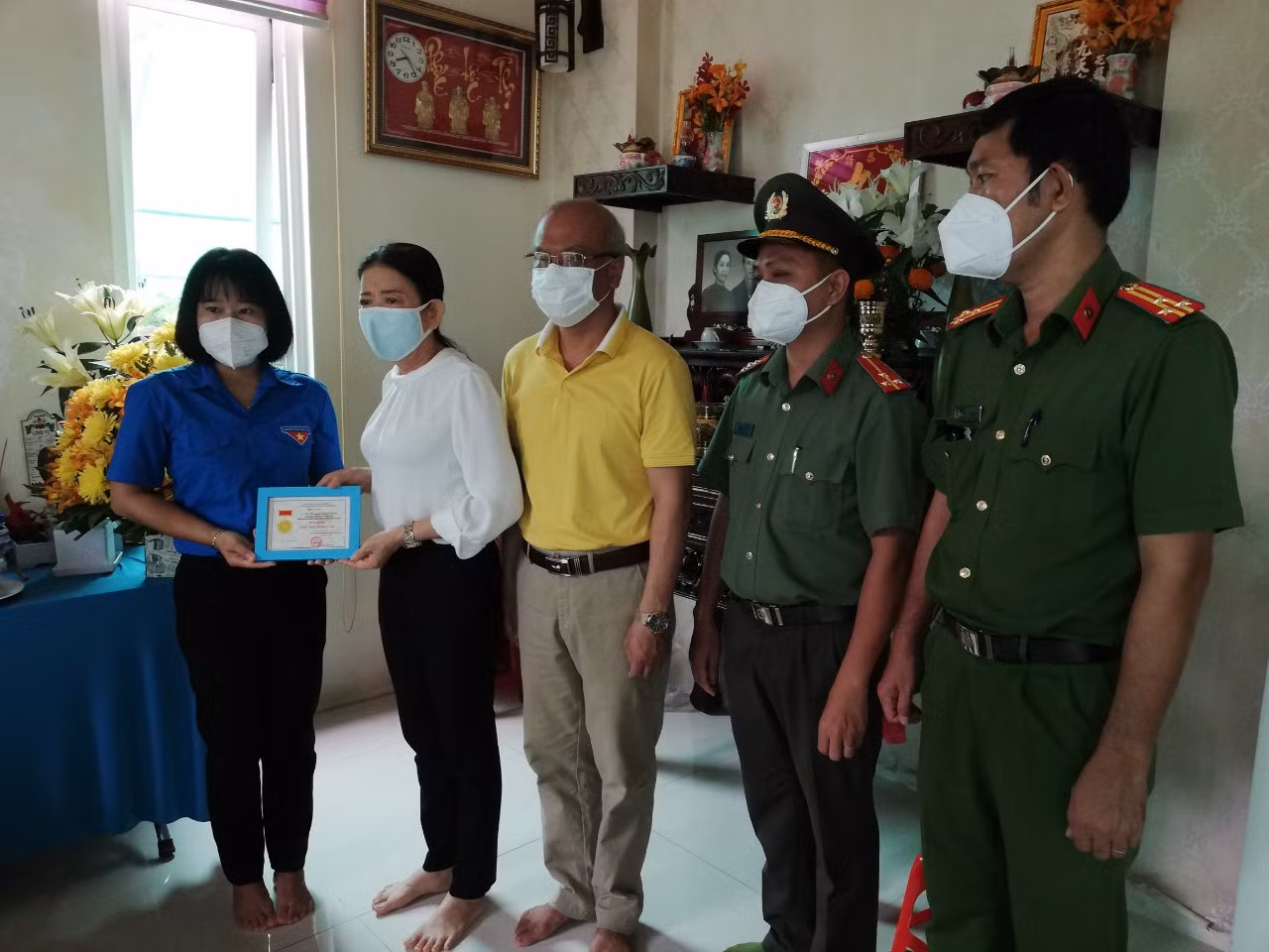 chị nguyễn thị trúc mai - phó bí thư tỉnh đoàn trao huy hiệu tuổi trẻ dũng cảm của trung ương đoàn tncs hồ chí minh cho gia đình đồng chí thiếu tá lê huỳnh nhật minh(1).jpg -0