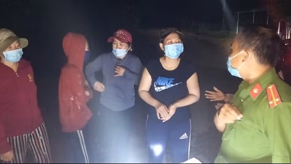 Công an xã xuyên đêm tìm kiếm 5 người đi lạc trong rừng