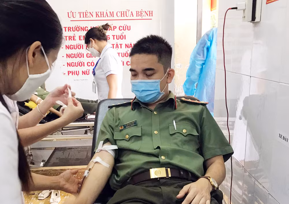 CBCS Công an kịp thời cứu giúp 2 bệnh nhân thiếu máu qua cơn nguy kịch -0