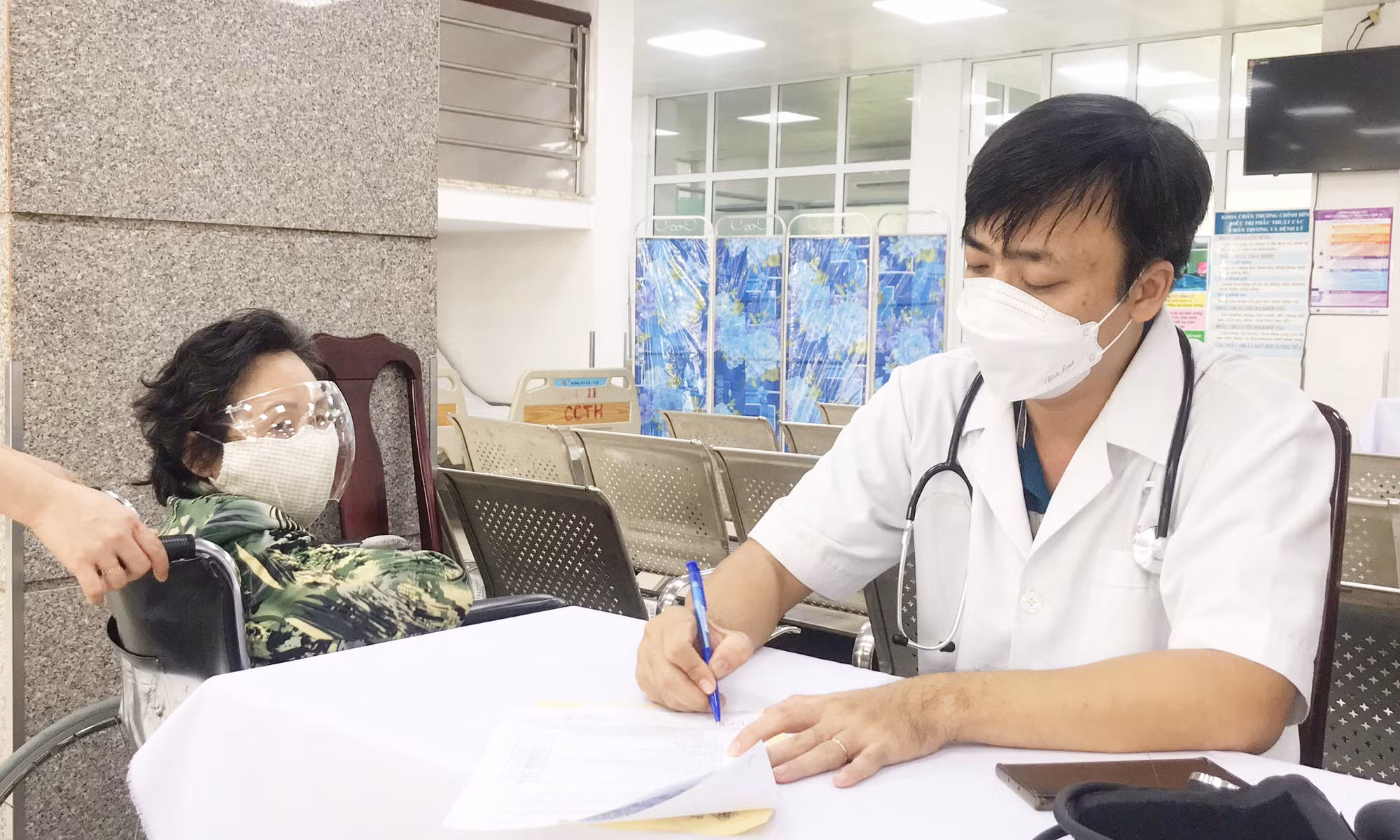 Tiêm vaccine phòng COVID-19 cho người khuyết tật -0