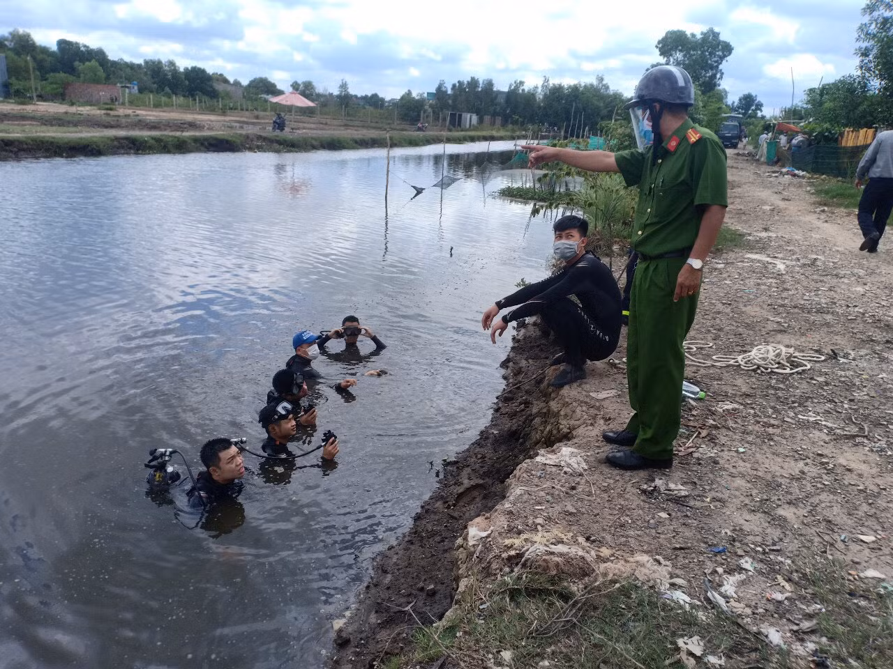 Bị dân truy đuổi, 3 đối tượng trộm chó nhảy kênh trốn, 1 đối tượng đuối nước -1